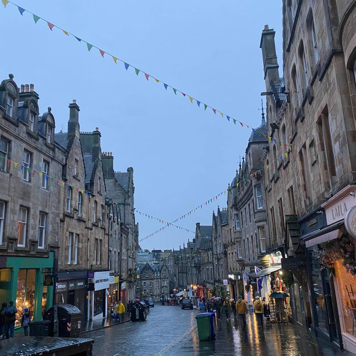 Edinburgh - Cockburn Street Blick auf Einkaufsstraße